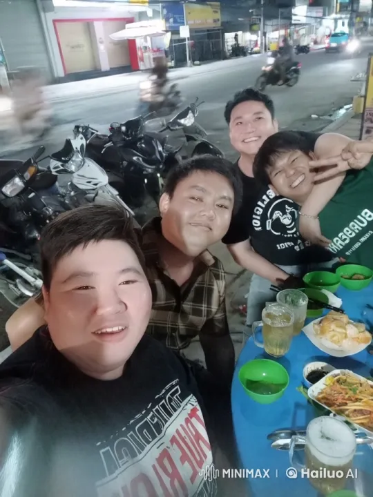 Night Street: Friends' Outdoor Feast Turns into Kung Fu Fun – AI Generated Video | Hailuo AI