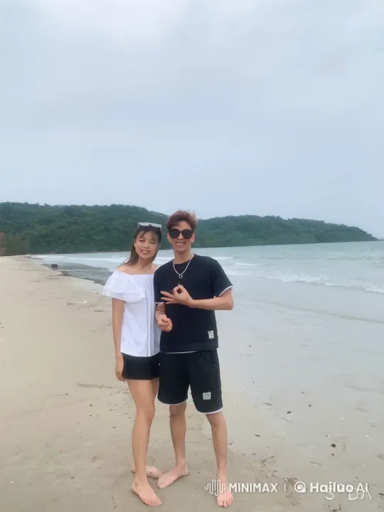 Playful Couple's Fun Fight on Serene Beach – AI Generated Video | Hailuo AI
