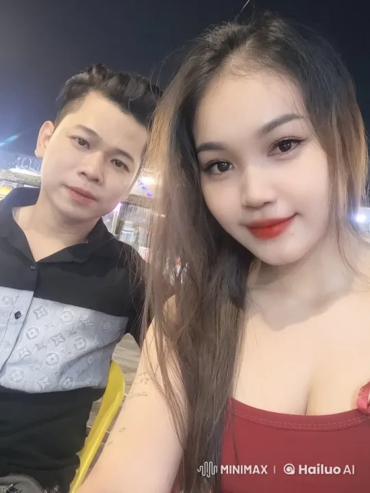 Couple Demonstrates Harmonious Kungfu at Night Market – AI Generated Video | Hailuo AI