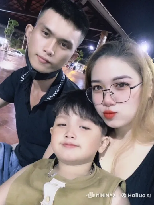 Family Watches Martial Arts Performance in Night Setting – AI Generated Video | Hailuo AI