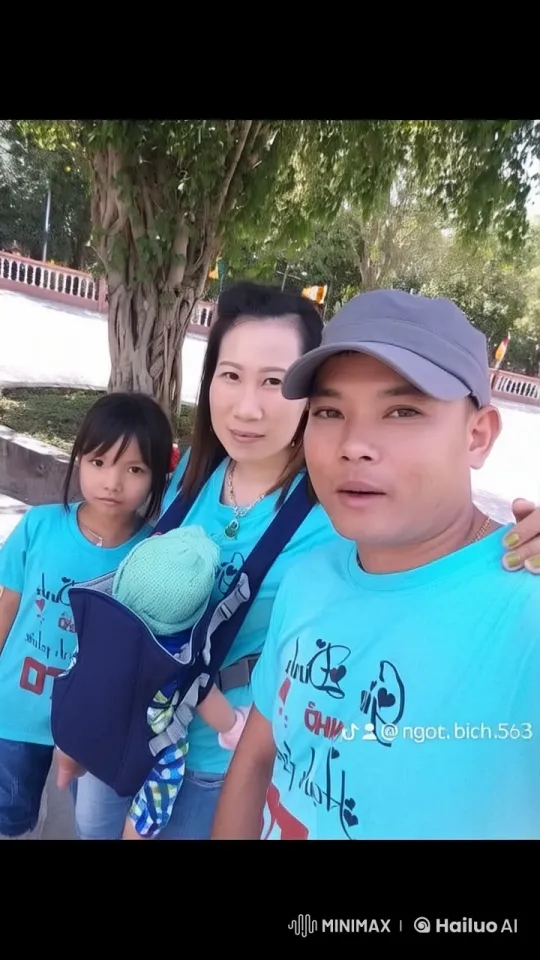 Family Portrait Under a Tree with Gentle Movements – AI Generated Video | Hailuo AI