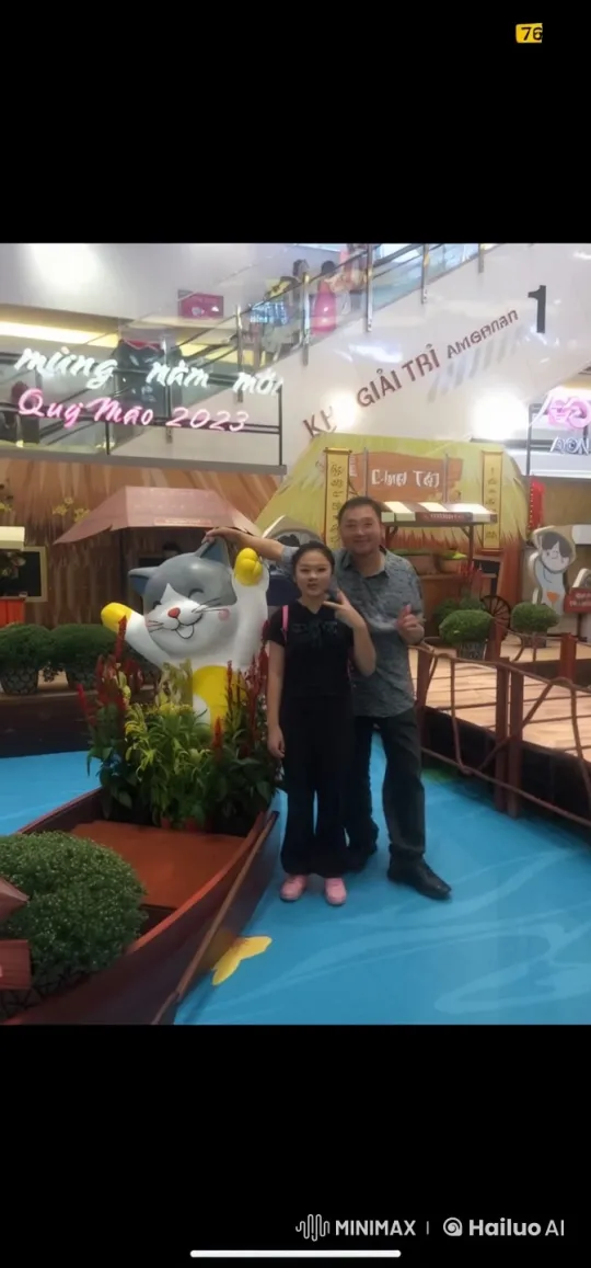 Joyful New Year Celebration with Cartoon Cat Statue – AI Generated Video | Hailuo AI