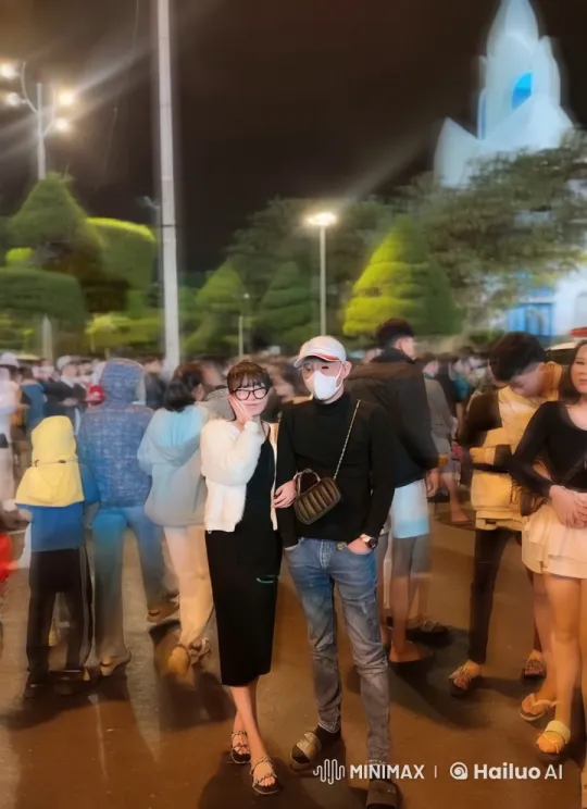 Intense Street Confrontation Amidst Bustling Nightlife – AI Generated Video | Hailuo AI