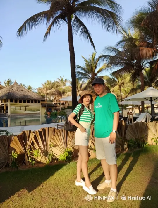 Couple Poses for Photo at Tropical Resort – AI Generated Video | Hailuo AI