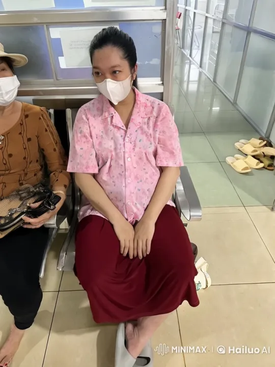 Woman Demonstrates Martial Arts in Public Space – AI Generated Video | Hailuo AI