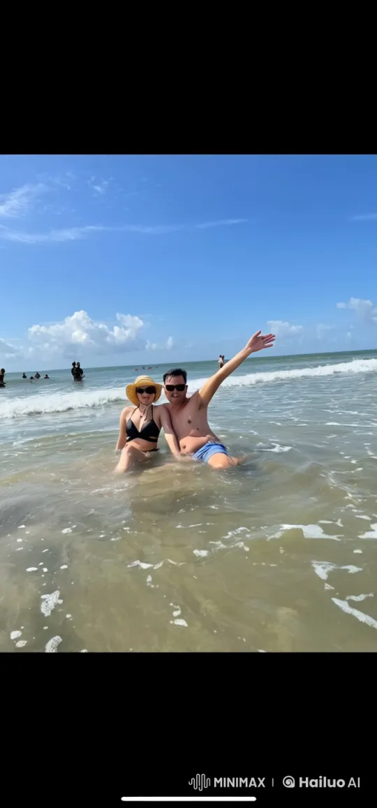 Beach Day: Playful Water Fight with Sunny Surroundings – AI Generated Video | Hailuo AI