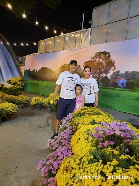 Family Poses Under String Lights with Floral Backdrop – AI Generated Video | Hailuo AI