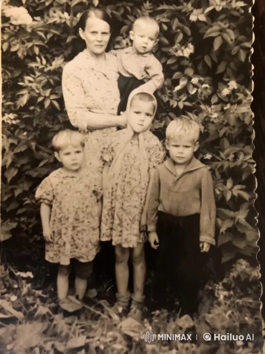 Vintage Family Photo Brought to Life with Gentle Motion – AI Generated Video | Hailuo AI