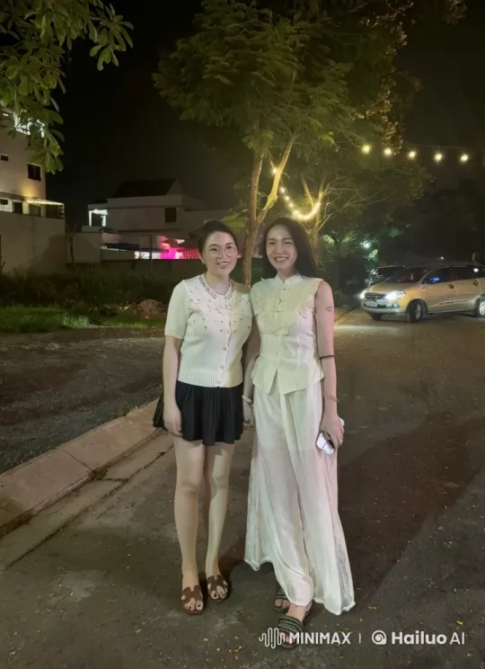 Stylish Women Displaying Impressive Kung Fu Skills on a Nighttime Street – AI Generated Video | Hailuo AI