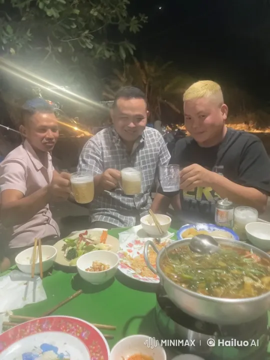 Outdoor Nighttime Meal Turns Into Violent Altercation – AI Generated Video | Hailuo AI