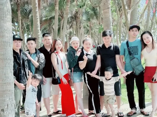 Nine People Gathering Under Palm Trees – AI Generated Video | Hailuo AI