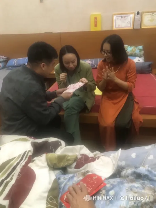 Man Gives Envelope to Woman, Observers React with Joy – AI Generated Video | Hailuo AI