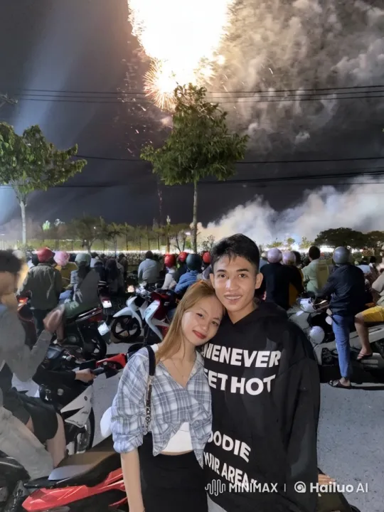 Nighttime Crowd, Fireworks, and Dynamic Fighting Display – AI Generated Video | Hailuo AI