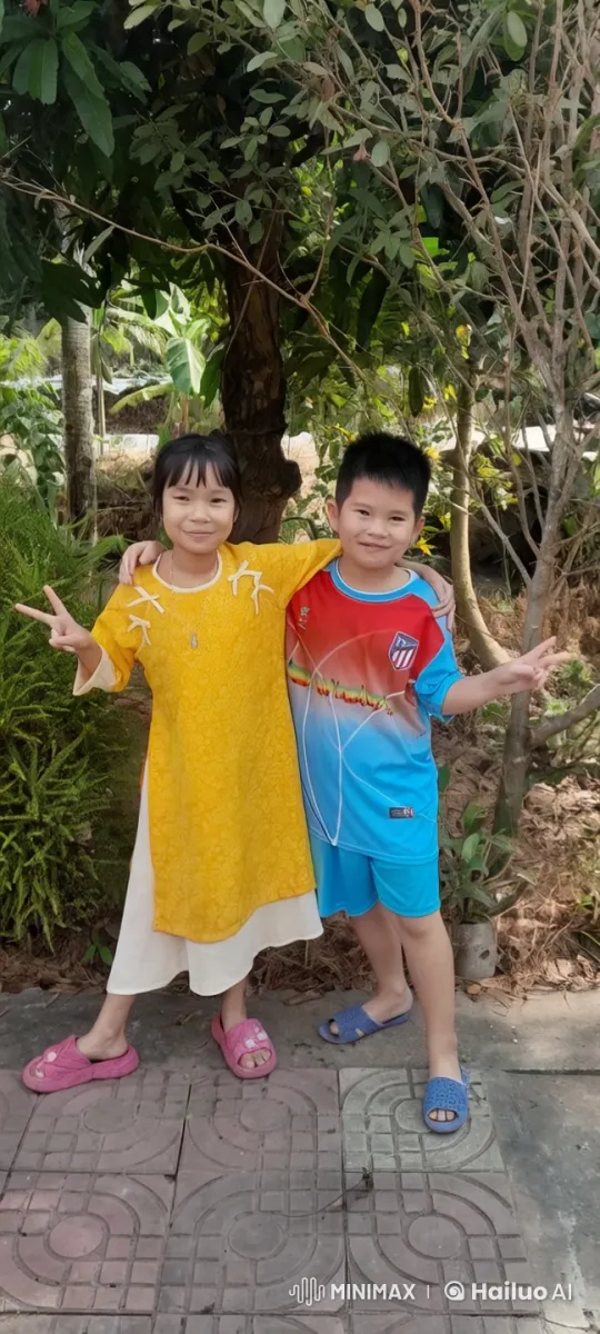 Children Playfully Spar in Lush Outdoor Setting – AI Generated Video | Hailuo AI