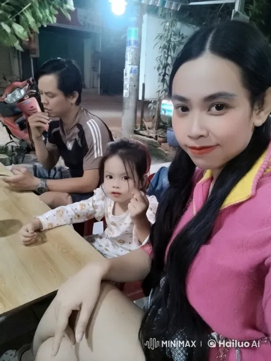 Family Performs Impressive Kung Fu in Outdoor Dining Scene – AI Generated Video | Hailuo AI