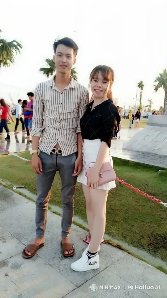 Couple's Argument in a Bustling Park at Dusk – AI Generated Video | Hailuo AI