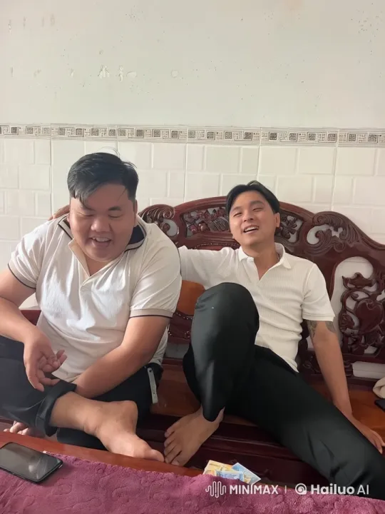Affectionate Exchange Between Two Individuals – AI Generated Video | Hailuo AI