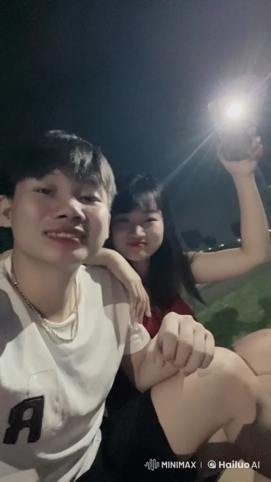 Nighttime Intimacy Illuminated by Smartphone – AI Generated Video | Hailuo AI