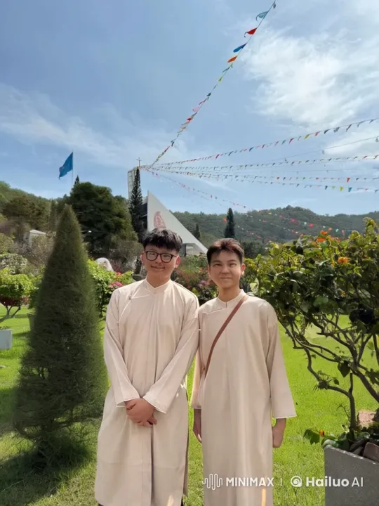 Traditional Attire, Sunny Day, Festive Decorations, Two Individuals Performing Martial Arts, Powerful Punches, Precise Kicks, High Jump Kick, Fluid Movements, Choreographed Sparring, Vibrant Greenery, Decorative Flags, Subtle Natural Movements – AI Generated Video | Hailuo AI