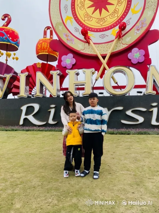 Family Enjoyment at Vinhomes Riverside Pavilion – AI Generated Video | Hailuo AI