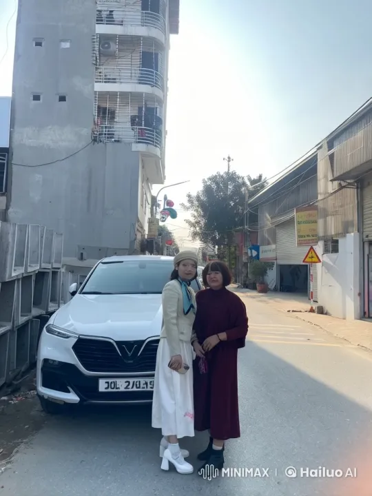 Elegant Women Converse Intently on Urban Street – AI Generated Video | Hailuo AI