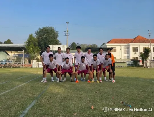 Soccer Team Poses for Group Photo on Grass Field – AI Generated Video | Hailuo AI