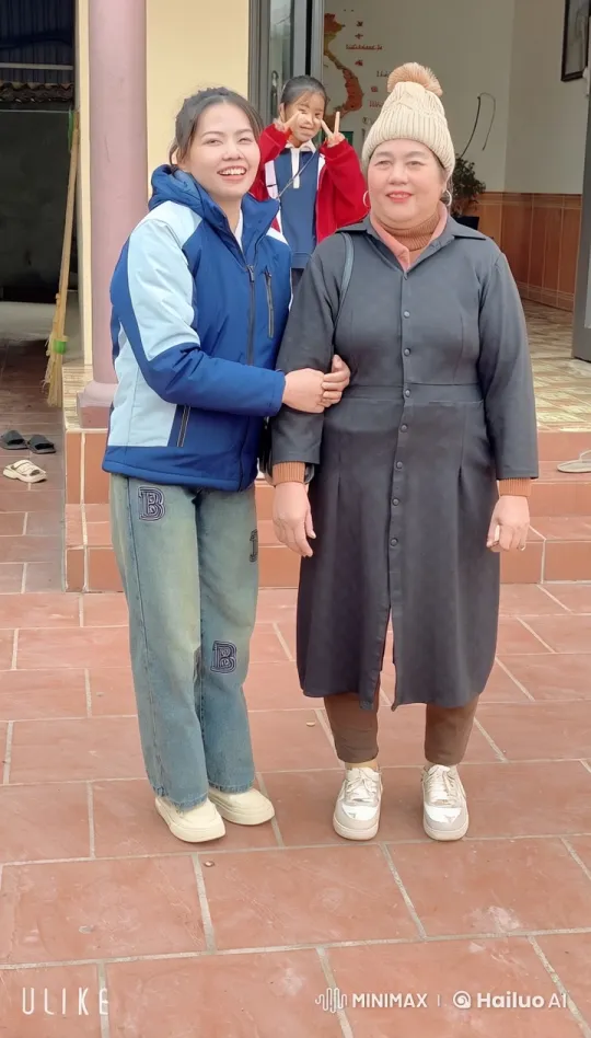 Casual Winter Attire, Kungfu Routine at Building Entrance – AI Generated Video | Hailuo AI