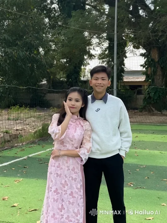 Couple Demonstrates Graceful Kungfu in Lush Outdoor Setting – AI Generated Video | Hailuo AI