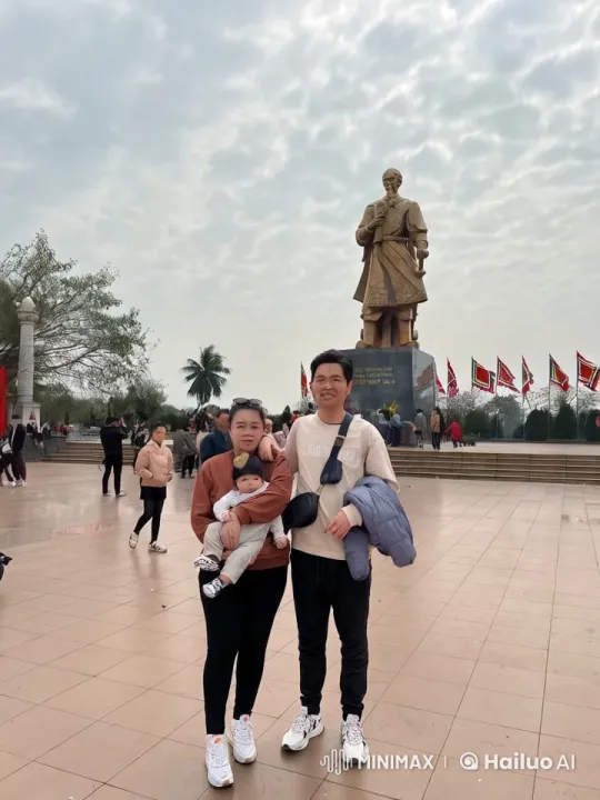 Family Performs Kungfu in Plaza with Statue Background – AI Generated Video | Hailuo AI