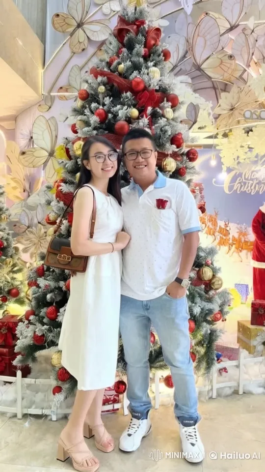 Festive Kungfu Display in Front of Christmas Tree – AI Generated Video | Hailuo AI