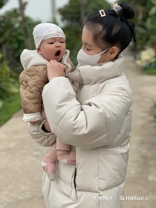 Mother Demonstrates Martial Arts with Baby in Outdoor Setting – AI Generated Video | Hailuo AI