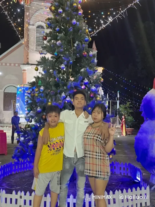 Martial Artists Showcase Skills in Festive Christmas Setting – AI Generated Video | Hailuo AI