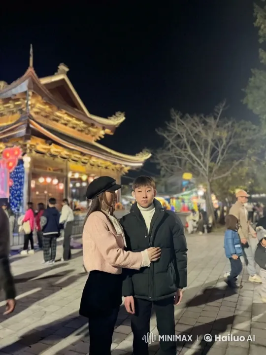 Couple Performs Intense Kungfu at Bustling Night Market – AI Generated Video | Hailuo AI