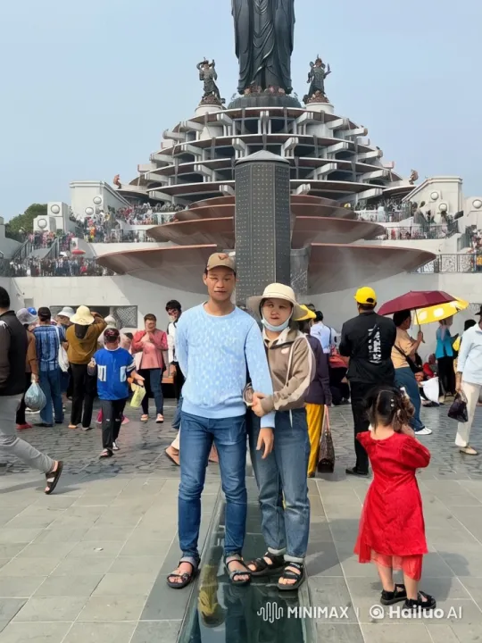 Martial Arts Display in Crowded Tourist Spot – AI Generated Video | Hailuo AI