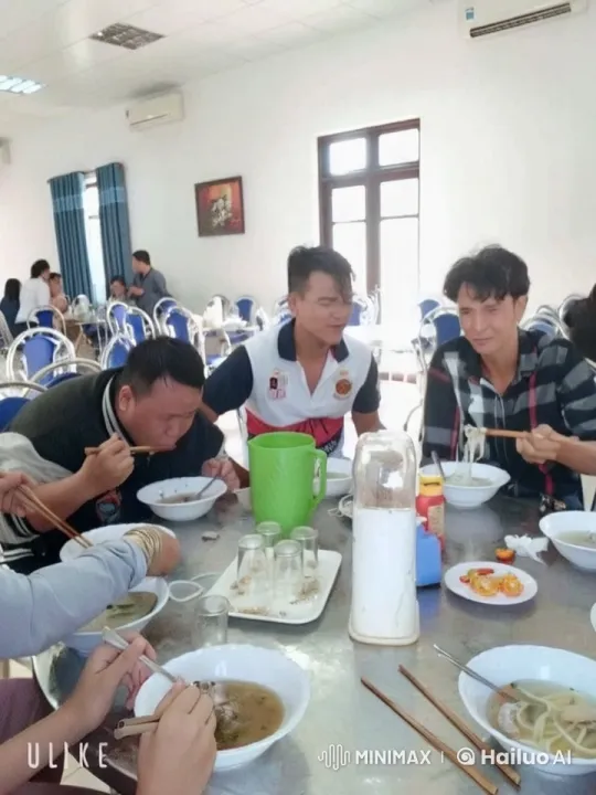 Dinner Disrupted: Group Erupts into Chaotic Fight – AI Generated Video | Hailuo AI