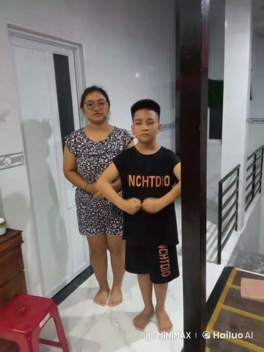 Intense Combat Scene in Modern House Setting – AI Generated Video | Hailuo AI
