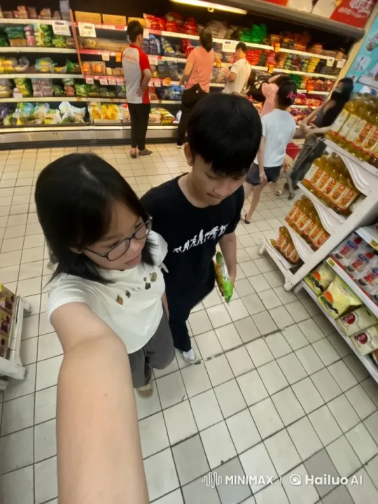 Children Display Martial Arts in Supermarket Aisle – AI Generated Video | Hailuo AI