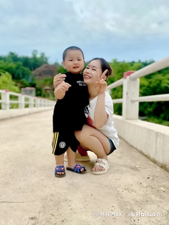 Child Practicing Kungfu on Bridge with Adult Support – AI Generated Video | Hailuo AI