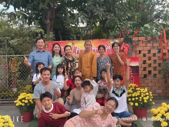Family Celebrates with Playful Kung Fu Poses – AI Generated Video | Hailuo AI