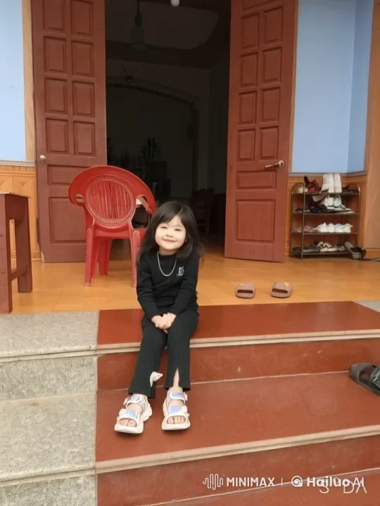 Serene Family Gathering Captured in Live2D Animation – AI Generated Video | Hailuo AI