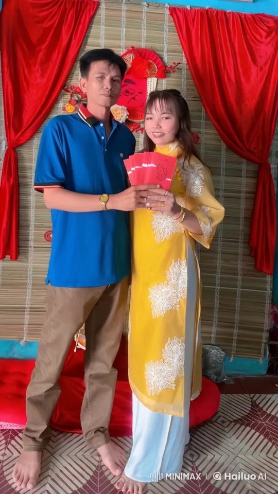 Couple Celebrates Lunar New Year with Red Envelopes – AI Generated Video | Hailuo AI