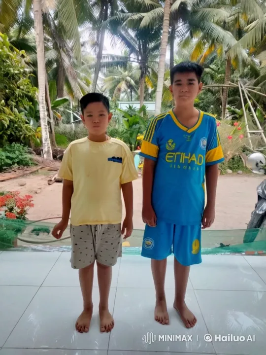Boys Demonstrate Martial Arts in Tropical Setting – AI Generated Video | Hailuo AI