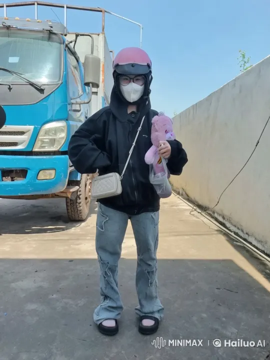 Dancer Blends Dance and Kung Fu in Outdoor Performance – AI Generated Video | Hailuo AI