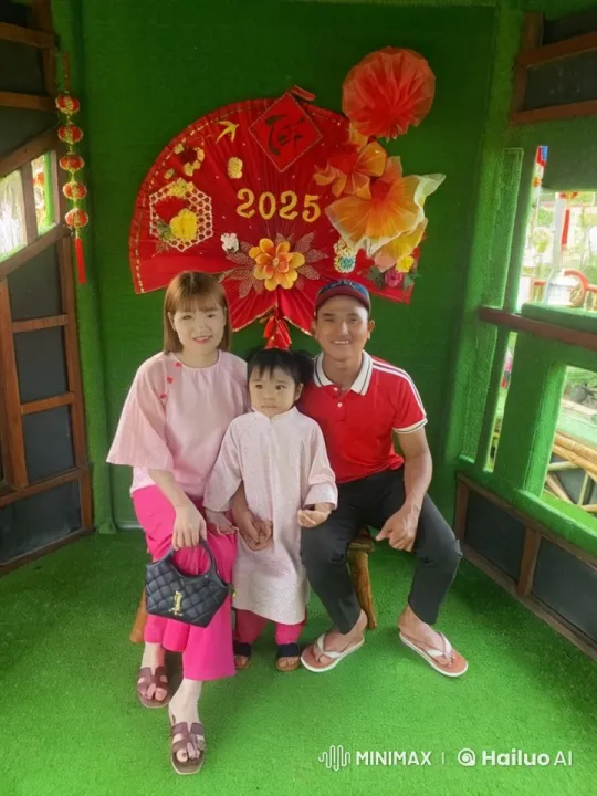 Family Celebrates 2025 with Energetic Kung Fu Performance – AI Generated Video | Hailuo AI