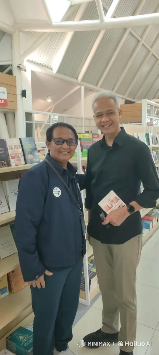 Comfortable Embrace in a Cozy Bookstore – AI Generated Video | Hailuo AI