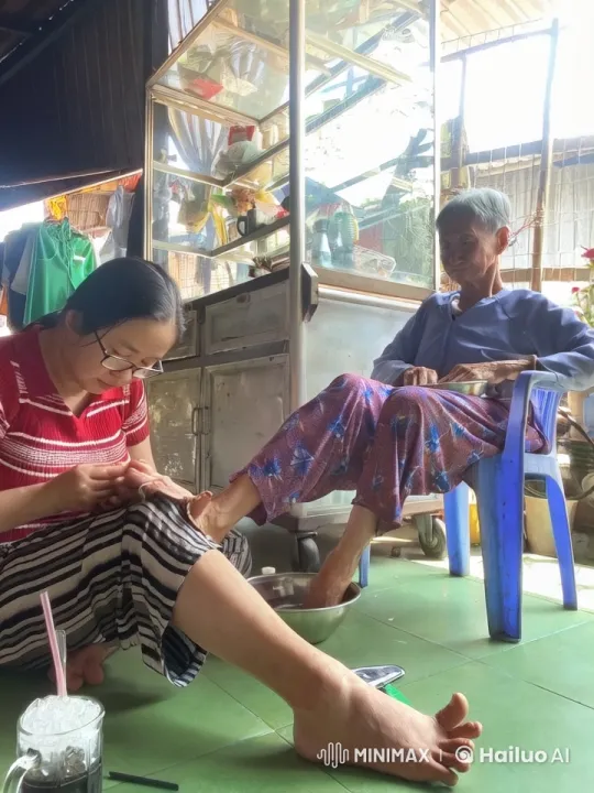 Elderly Person Performs Kung Fu with Quick Reflexes – AI Generated Video | Hailuo AI