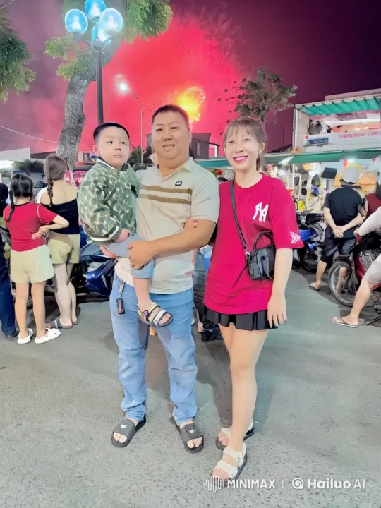 Family Performs Kung Fu in Lively Nighttime Street Celebration – AI Generated Video | Hailuo AI