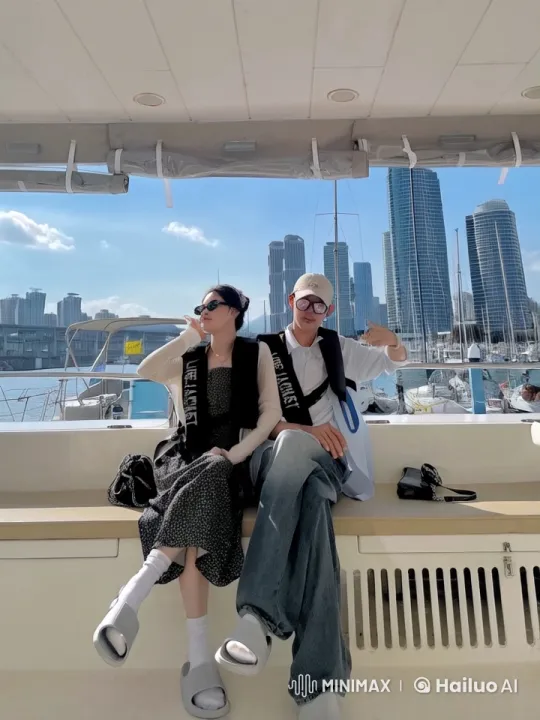 Kung Fu Practitioners Demonstrate Skills on Boat – AI Generated Video | Hailuo AI