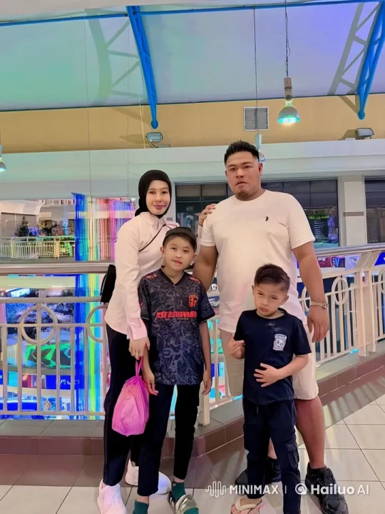 Family Performs Synchronized Kungfu in Modern Mall Setting – AI Generated Video | Hailuo AI
