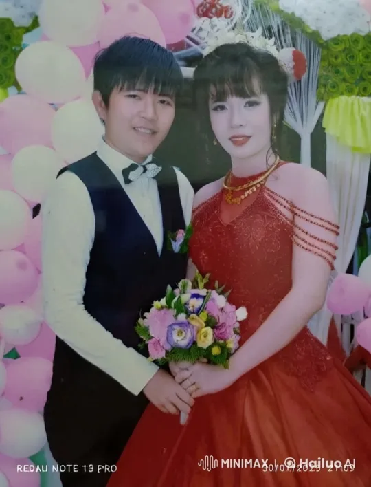 Affectionate Newlyweds Pose at Wedding Celebration – AI Generated Video | Hailuo AI